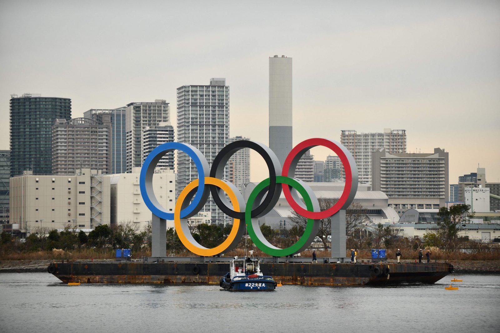 Anéis olímpicos são instalados na Baía de Tóquio