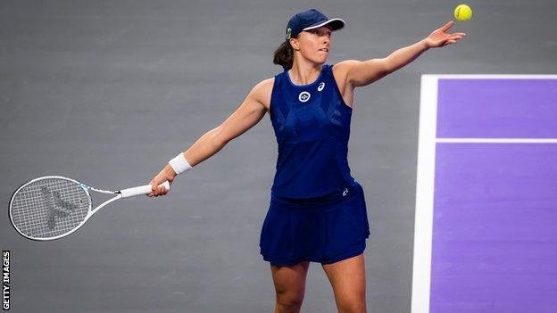 Sabalenka vence jogo adiado por chuva e pega Swiatek na semifinal do WTA  Finals